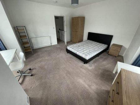 4 bedroom flat to rent - Photo 5
