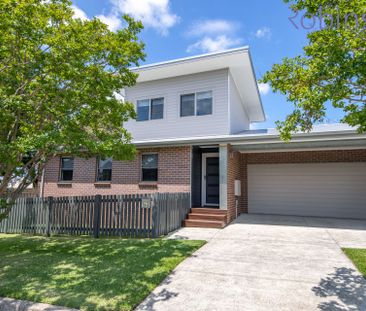 Three bedroom, two bathroom townhouse with double auto-door garage - Photo 6