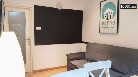 Room for rent in 3-bedroom apartment in L'Hospitalet de Llobregat - Photo 3