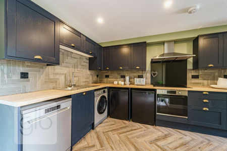 1 bedroom in a house share to rent - Photo 4