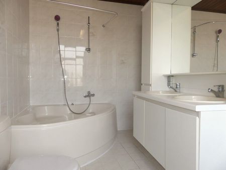 Ruime en instapklare gezinswoning met 5 slaapkamers - Photo 3