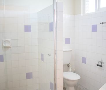 Great Location, Tidy Unit - Photo 2