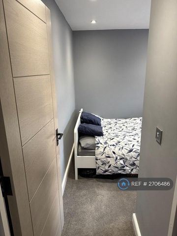 1 bedroom in a house share to rent - Photo 4