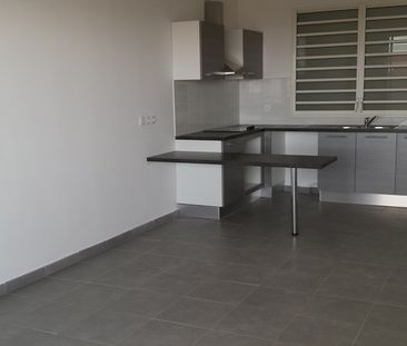 Location Appartement 3 pièces 63m² ST DENIS 97400 - Photo 2