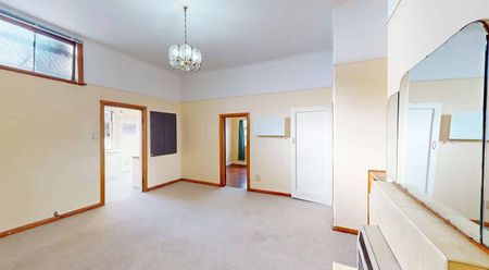 Sunny 5-Bedroom Home in the Heart of Newtown – Space, Comfort & Location! - Photo 3