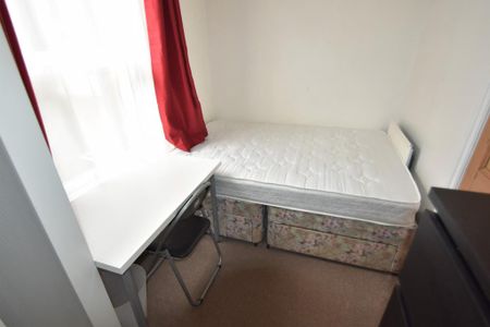 3 bedroom terraced house to rent - Photo 2