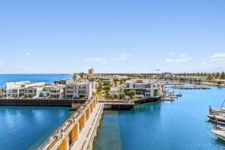 Exquisite Three-Bedroom Apartment within the Prestigious Marina East Complex - Photo 2