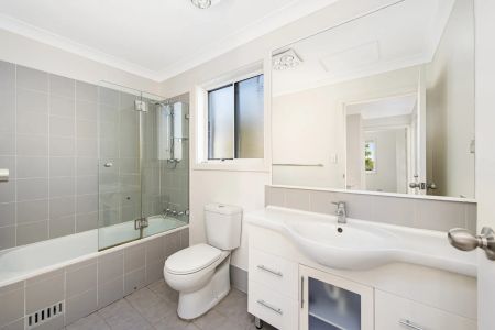 An easy-care retreat in a stylish townhouse - Photo 3