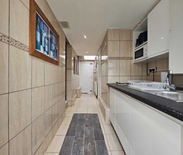 Price £1,150 pcm - Available Now - Part Furnished - Photo 4