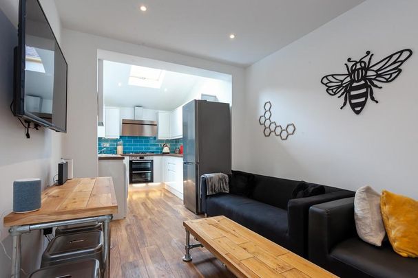 6 bedroom terraced house to rent - Photo 1