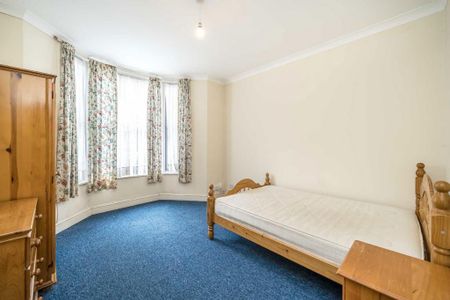 3 bedroom flat to rent - Photo 2