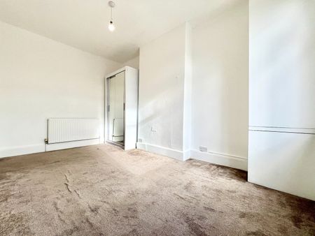 2 Bed Flat, Mortlake Road, IG1 - Photo 2