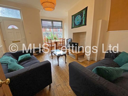 3 Bedroom Mid Terraced House for rent in Beechwood View - Photo 1