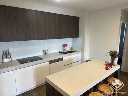 Highgate Hill $800 - Photo 3