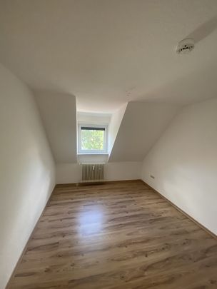Helle Dachgeschosswohnung in zentraler und ruhiger Wohnlage! - Foto 1