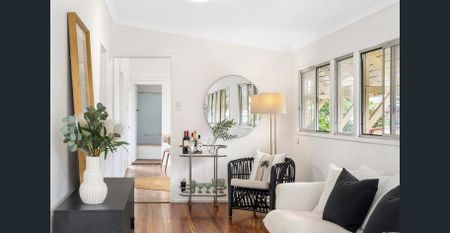 Freshly Updated 3-Bedroom Home in Prime Scarborough Location. Contact Julie Sykes 0438 050 110 - Photo 3