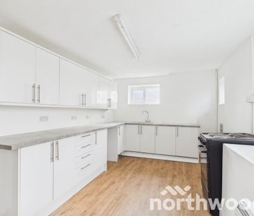 3 bedroom flat to rent - Photo 6