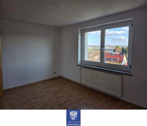 Himmlische Dachgeschoss-Wohnung mit Fernblick! Helles Wohnzimmer, gemütliche Loggia! - Foto 1