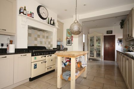 White Rose Lane, Woking - Photo 5