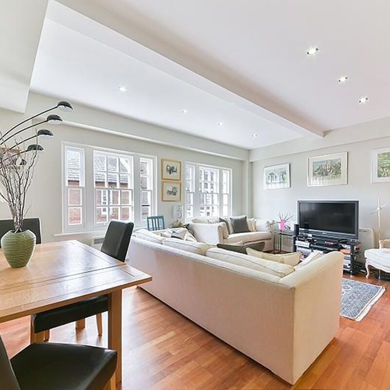 Two bedroom flat with allocated parking space close to Wapping Station. - Photo 1