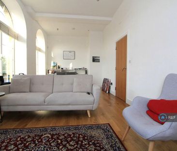 1 bedroom in a flat share to rent - Photo 2