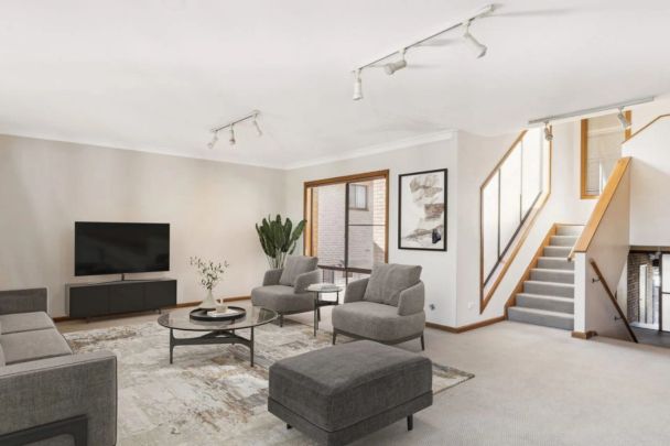 Spacious Five-Bedroom Family Home with Water Views – Prime Blakehurst Location - Photo 1