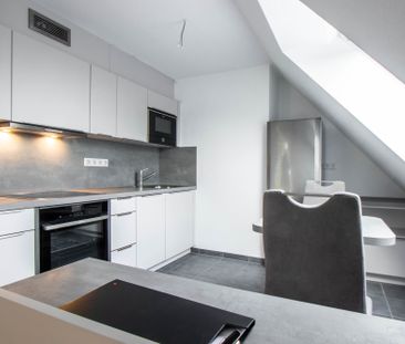 Top renovierte 3 Zimmer Dachgeschosswohnung mit Balkon und Einbaukü... - Photo 3