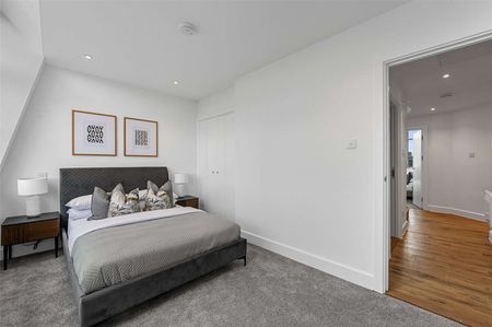 West Smithfield, London, EC1A 9HX - Photo 4