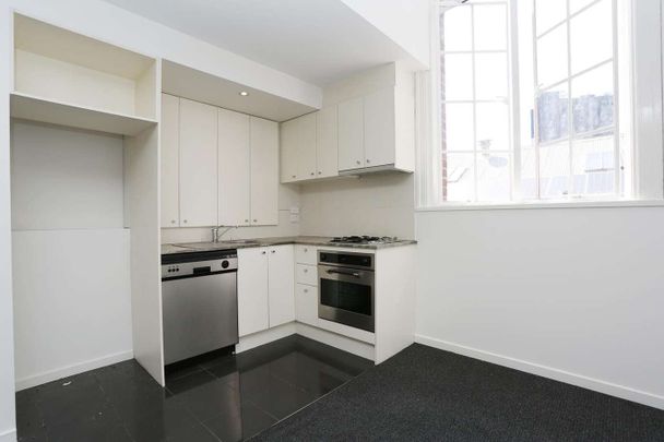 STYLISH ONE BEDROOM APARTMENT - Photo 1