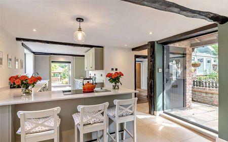 Charming cottage situated at the end of a country lane in a rural setting, yet still within easy access of Wilmslow, Alderley and Knutsford. - Photo 4