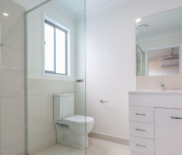 MODERN DUPLEX IN SOUGHT AFTER LOCATION! - Photo 5