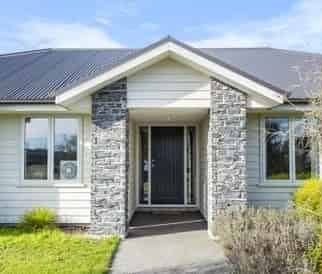 Large family home ready to move in - Photo 3