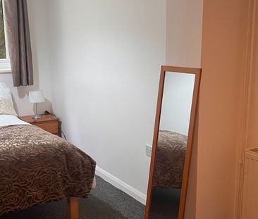 This spacious 5 bedroom house sits on the doorstep of the Universit... - Photo 5