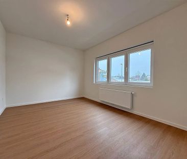 INSTAPKLARE gerenoveerde WONING met 3 slpks, badk., garage & tuintj... - Photo 6