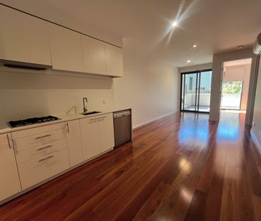 MODERN TWO BEDROOM, TWO BATHROOM APARTMENT - Photo 1