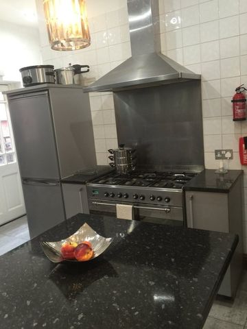 6 Bed Semi-Detached House, Singleton Road, M7 - Photo 4