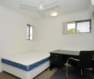 Double garaged 3 bedroom townhouse in Central Calamvale area - Photo 3