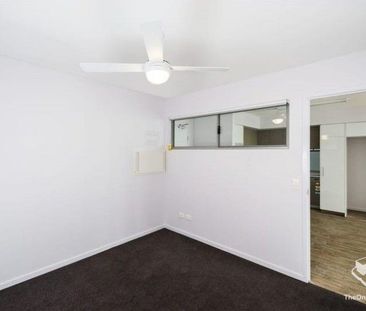 2 Bedroom 1 Bathroom Modern Apartment! Secure! - Photo 5