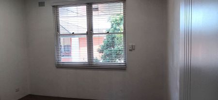 Stunning Renovated 2 Bedroom unit in quiet location - Photo 2