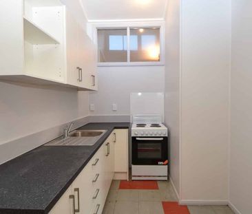 Central 2 Bedroom Apartment - Photo 3