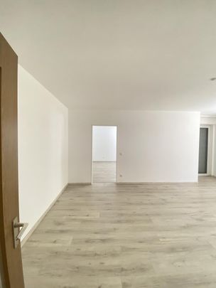 **Senioren ab 50 Jahren mit WBS** 2-Zimmer-Wohnung in Solingen Mitte mit Balkon und Laminatboden - Photo 1