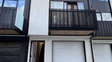 Modern 3-Bedroom Apartment in the Heart of the City - Photo 4