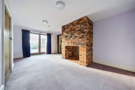 Six-bedroom detached former farmhouse with ground-floor lateral living. - Photo 2