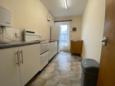 1 bedroom in a house share to rent - Photo 5