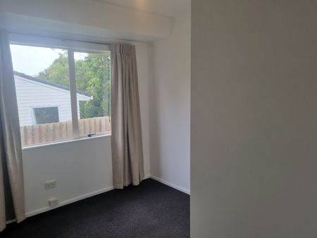 Grab this one - 3 Bedroom/1 Bathroom/Open Plan Living - Photo 5