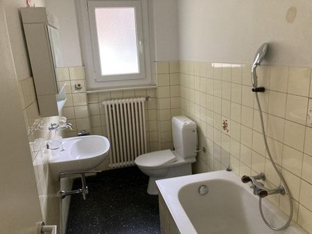 3 1/2-Wohnungen renoviert mit Aussenparkplatz / appartamenti di 3 1/2 locali con PP esterno - Foto 2