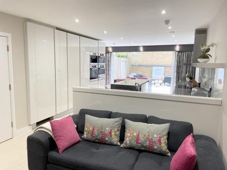 5 bedroom end of terrace house to rent - Photo 2