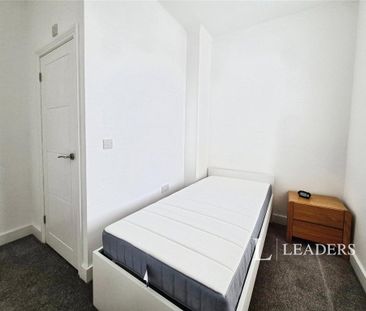 1 bedroom in a house share to rent - Photo 2