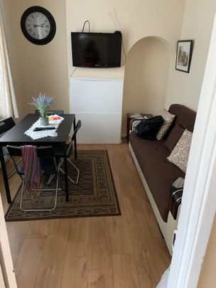Room in a Shared House, Downham Way, BR1 - Photo 1