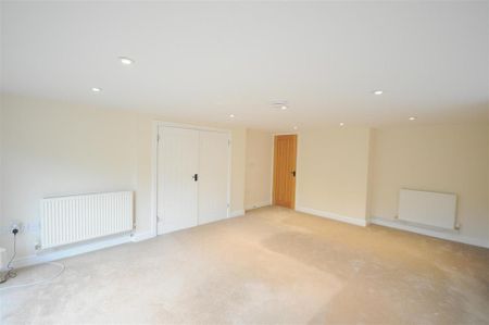 4 bedroom detached house to rent - Photo 2
